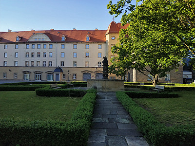 Sonnenstein城堡及皮尔纳周围公园的景象图片