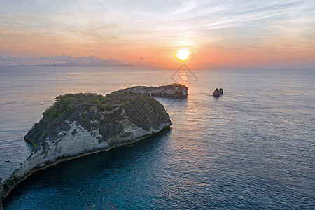 黎明时分在巴厘因多岛从努沙佩尼达的钻石海滩出发图片