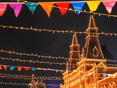 圣诞节夜景红广场为新年和圣诞展销会装饰 GUM主部门仓库大楼配有灯泡 俄罗斯莫斯科背景