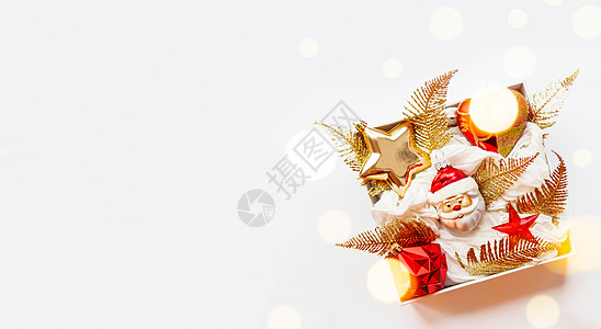 Banner - 带新年装饰品的白箱 亮红色和高光图片
