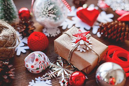 圣诞节和新年背景与礼物 丝带 球和不同的装饰品在木背景 玩具之星的礼物图片