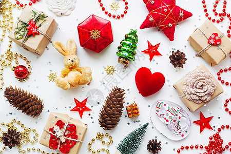 圣诞和新年背景 配有装饰品 手工艺纸 松果 红心和面团的礼品 假期 珠子图片