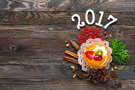 圣诞节和 2017 年新年背景与水果馅饼和装饰品-雪花 钩针餐巾 松果 放置文本 面包店 香料图片