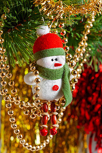 圣诞树上的雪人 新年庆典的装饰背景图片