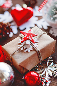 圣诞节和新年背景 有礼物 丝带 球 红色的 木板图片