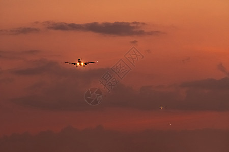 飞机灯商业航空公司 客机与Beau搭乘飞机降落在机场 翅膀 旅游背景