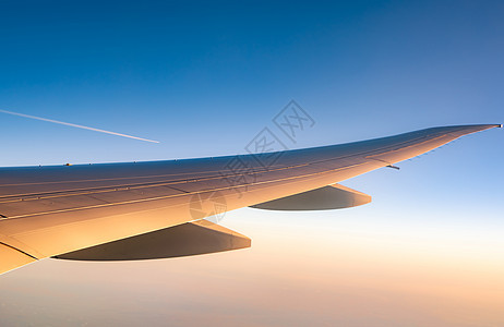 空中飞机在蓝天飞翔 风景优美图片