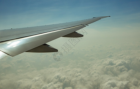 空中飞机在蓝天飞行 飞向白云上空 喷射 窗户图片