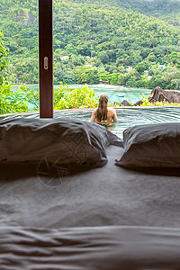 塞舌尔的天堂海滩 看女人对海的仰慕 蓝色的 旅行图片