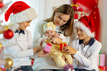 圣诞节家庭带着礼物的圣诞装饰着快乐家庭背景