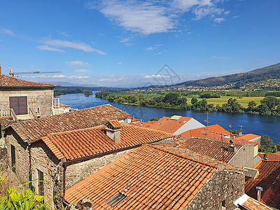 葡萄牙老屋顶和米诺河图片