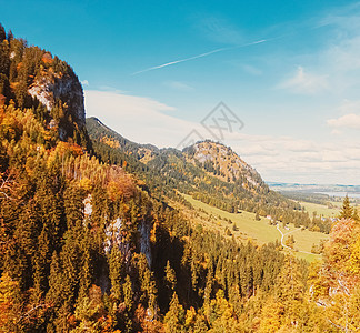 欧洲阿尔卑斯山的美丽性质 秋季高山 湖泊和村庄的风景 旅行和旅游目的地等 农村图片