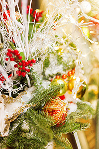 圣诞节和新年背景 有fir树枝和装饰   灯泡 浆果 金雪花 庆典 金的背景图片