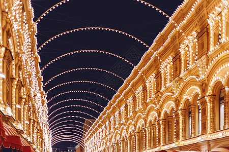 在圣诞节和新年庆祝活动上装有灯泡的Vetoshny车道 GUM 主要部门商店 俄罗斯图片