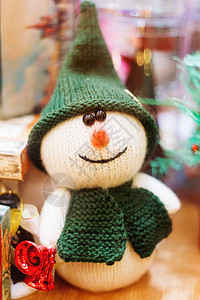 圣诞节和新年背景与手工制作的玩具-带红铃的针织雪人 节日庆典的装饰品 灯泡 有趣的图片