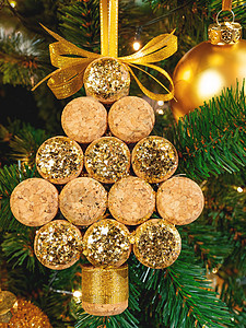 圣诞树符号由用过的葡萄酒瓶子和弹簧的软木制成 为新年庆祝活动设置了创意装饰图片