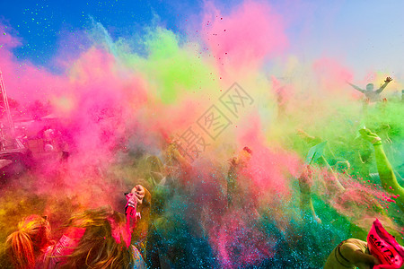人们在一年一度的色彩节期间扔彩粉 乐趣 团体图片