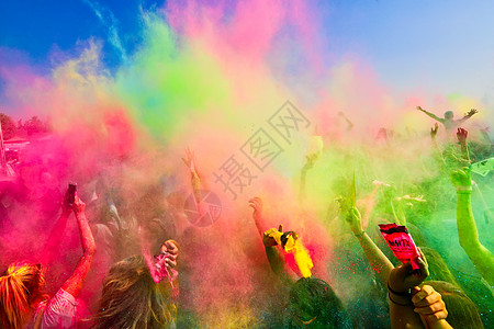人们在一年一度的色彩节期间扔彩粉 喜悦 快乐图片