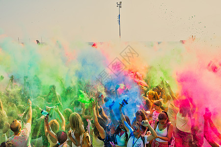 人们在一年一度的色彩节期间扔彩粉 仪式 舞蹈图片