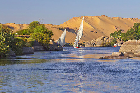航行在尼罗河上 埃及阿斯旺附近 图片
