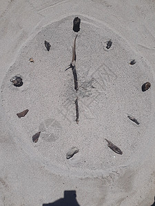 沙子和棍子海滩钟面 6 o cloc图片