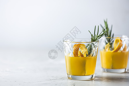 两杯蜂蜜波旁鸡尾酒 配有迷迭香简单糖浆 甜的图片