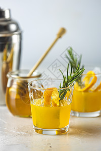 蜂蜜波旁鸡尾酒加迷迭香简单糖浆或自制 柠檬图片