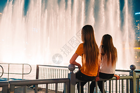 小女孩们在迪拜看传奇的歌唱喷泉表演 迪拜塔 阿拉伯图片