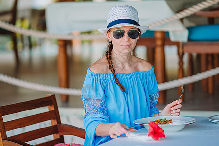 妇女在豪华酒店露台喝热咖啡 在度假餐厅海边观光 阳台 成人图片