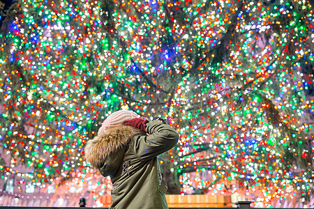 纽约洛克菲勒圣诞树背景上快乐女孩的喜悦女郎 街道 冬天图片