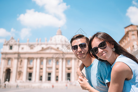 梵蒂冈圣彼得大教堂在罗马梵蒂冈圣彼得巴西利卡教堂快乐的一对情侣 户外 假期背景