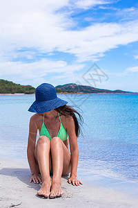 年轻美少女在白色沙沙热带海滩上放松 稻草 女性图片