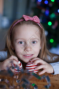 圣诞节美食可爱的小女孩 为圣诞节烤姜饼饼干做圣诞礼物 烘烤背景
