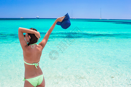 年轻美少女在白色沙沙热带海滩上放松 自由 晴天图片