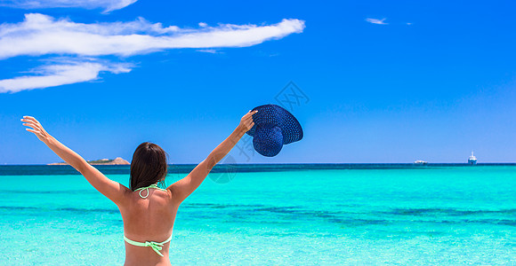 年轻美少女在白色沙沙热带海滩上放松 海岸 快乐的图片