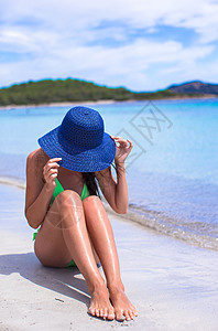 年轻美少女在白色沙沙热带海滩上放松 关心 晴天图片