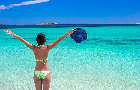 年轻美少女在白色沙沙热带海滩上放松 异国情调 岛图片