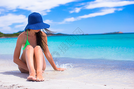 年轻美少女在白色沙沙热带海滩上放松 水 自然图片