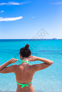 年轻美少女在白色沙沙热带海滩上放松 绿松石 自然图片