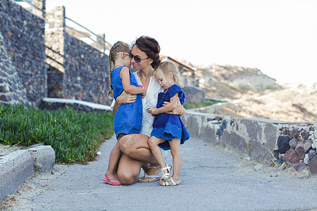 欧洲度假中的母亲和小女孩 在希腊城的Santorini 婴儿 旅游图片