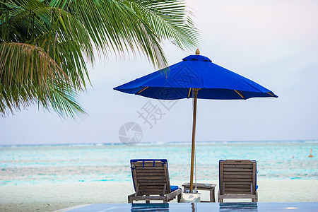 奇特热带白色沙沙滩上的海滩椅 完美的 假期 海洋图片
