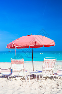 奇特热带白色沙沙滩上的海滩椅 和平 海滨 海洋图片