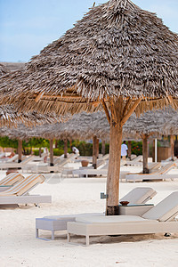 奇特热带白色沙沙滩上的海滩椅 完美的 海滨 旅游图片
