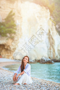白色热带海滩上的年轻美人儿 女孩 海滨 假期 享受图片