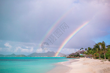沙滩日晒在奇特热带度假胜地上 海 加勒比 岛图片