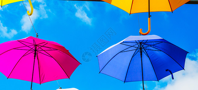 七彩颜色五颜六色的雨伞城市街道装饰 挂着七彩的你 尼龙 天气背景