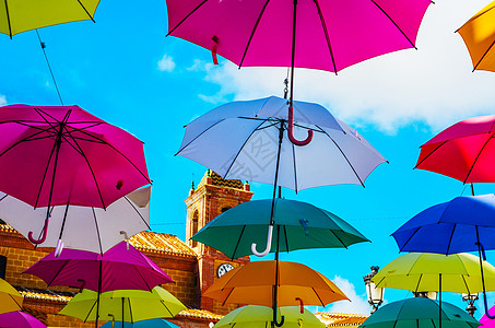 七彩颜色五颜六色的雨伞城市街道装饰 挂着七彩的你 西班牙 装饰的背景