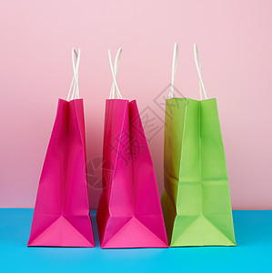 用于购物和白色礼品的空多色纸袋 空 粉色的图片
