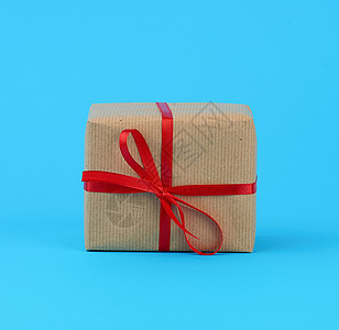 盒子用棕色牛皮纸包装 并用红色细线捆扎 假期图片