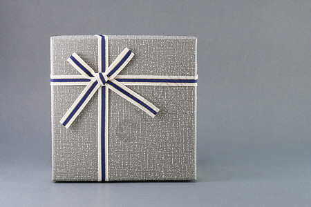 灰色带带灰色背景的灰色礼品盒 复制空间 庆祝图片